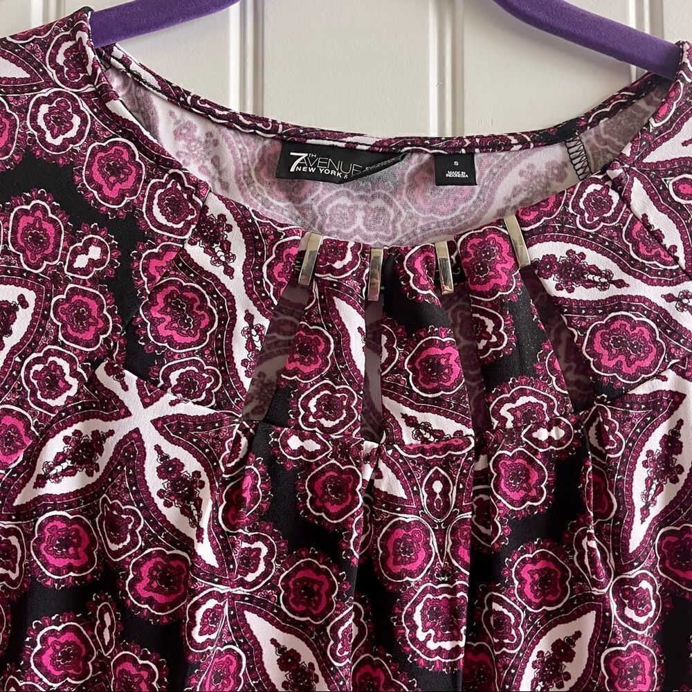 2/$16 New York & Company Black w/Burgundy Print Short Sleeve Blouse; SZ S; EUC - Picture 3 of 6